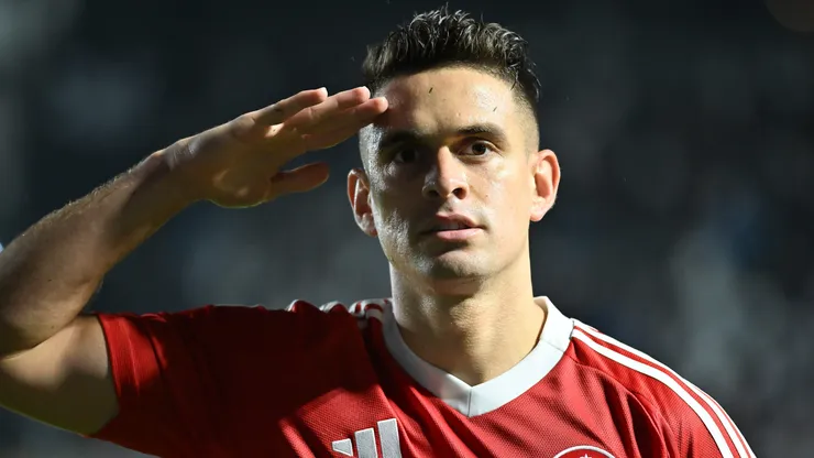 Borré jogador do Internacional comemora seu gol durante partida contra o Santos no estadio Vila Belmiro pelo campeonato Brasileiro A 2025. Foto: Jota Erre/AGIF