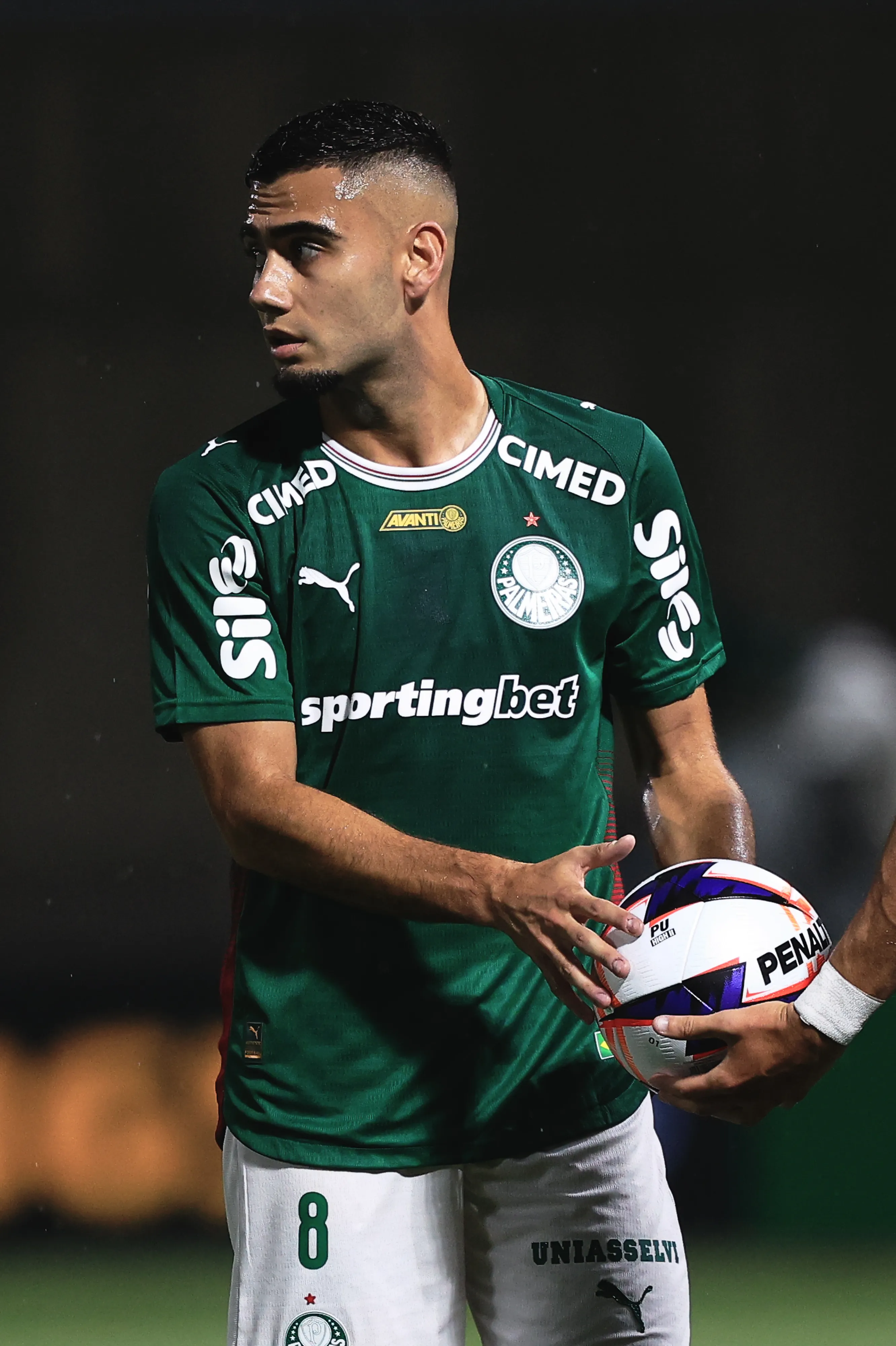 Andreas Pereira se machucou contra o Santos e está fora do duelo contra Mirassol – Foto: Ettore Chiereguini/AGIF