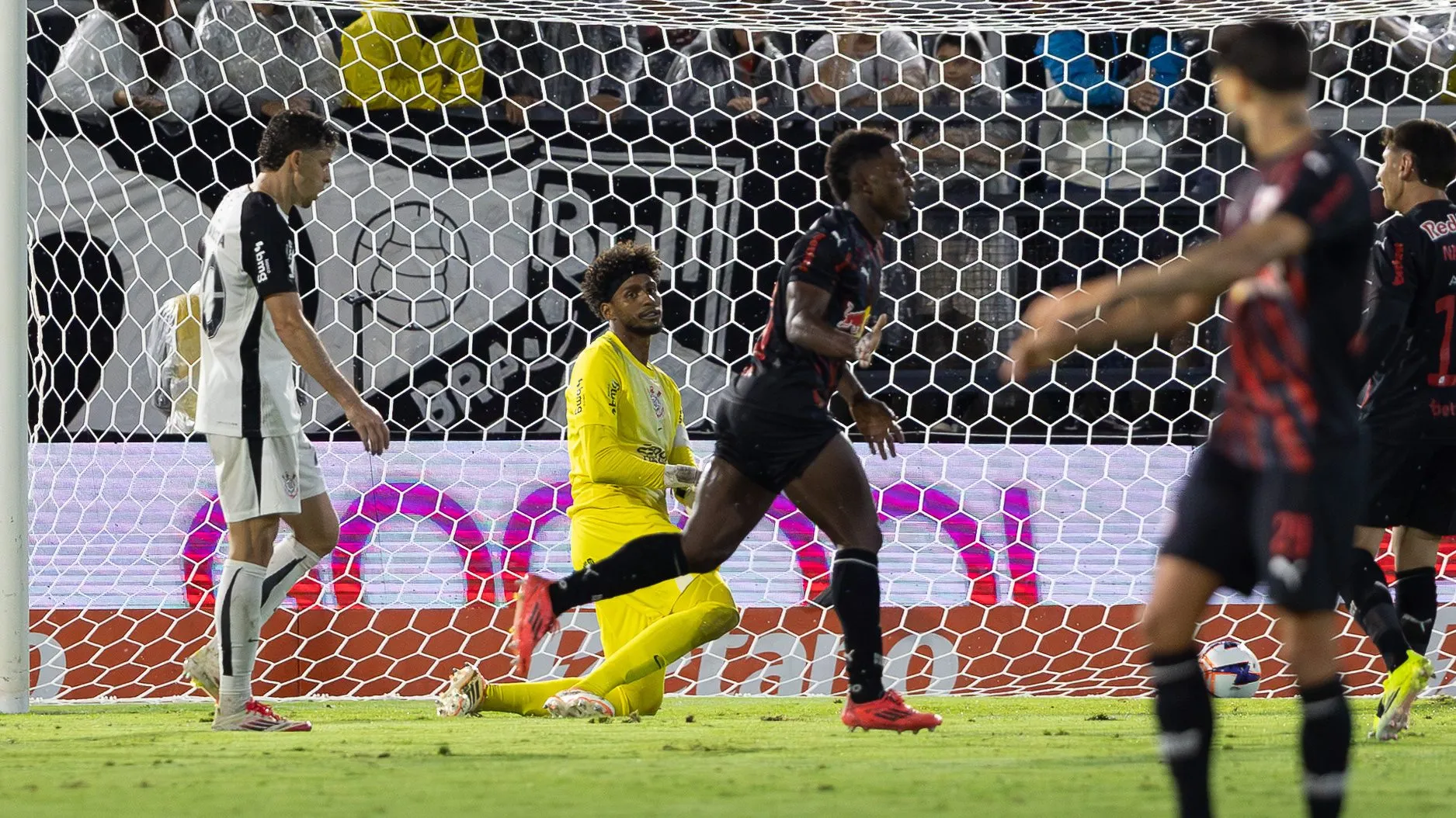 Henry Mosquera jogador do Bragantino comemora seu gol durante partida contra o Corinthians no estadio Cicero De Souza Marques pelo campeonato Paulista 2026. Foto: Joisel Amaral/AGIF