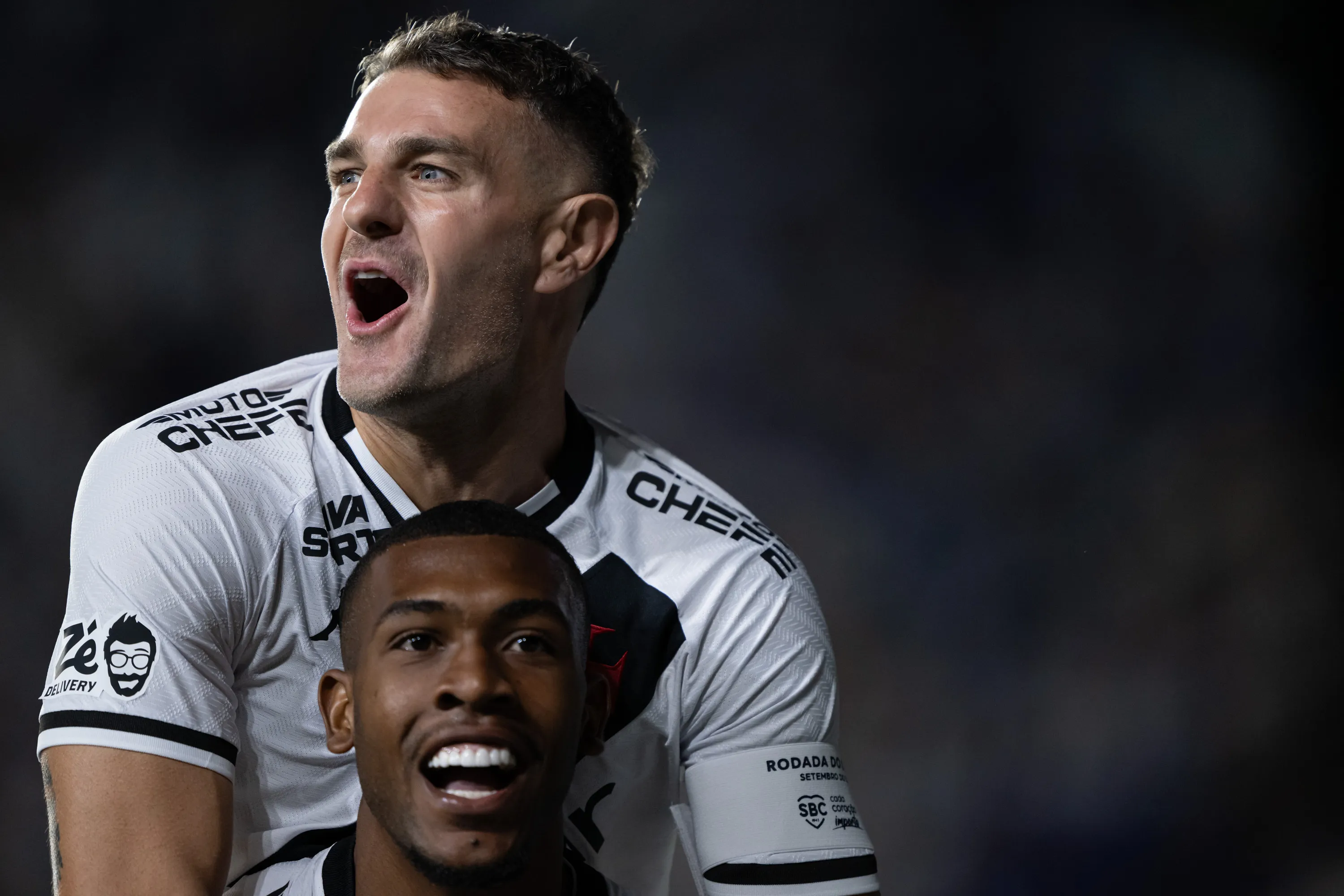 Rayan e Veggeti comemoram durante partida pelo Vasco. Foto: Jorge Rodrigues/AGIF