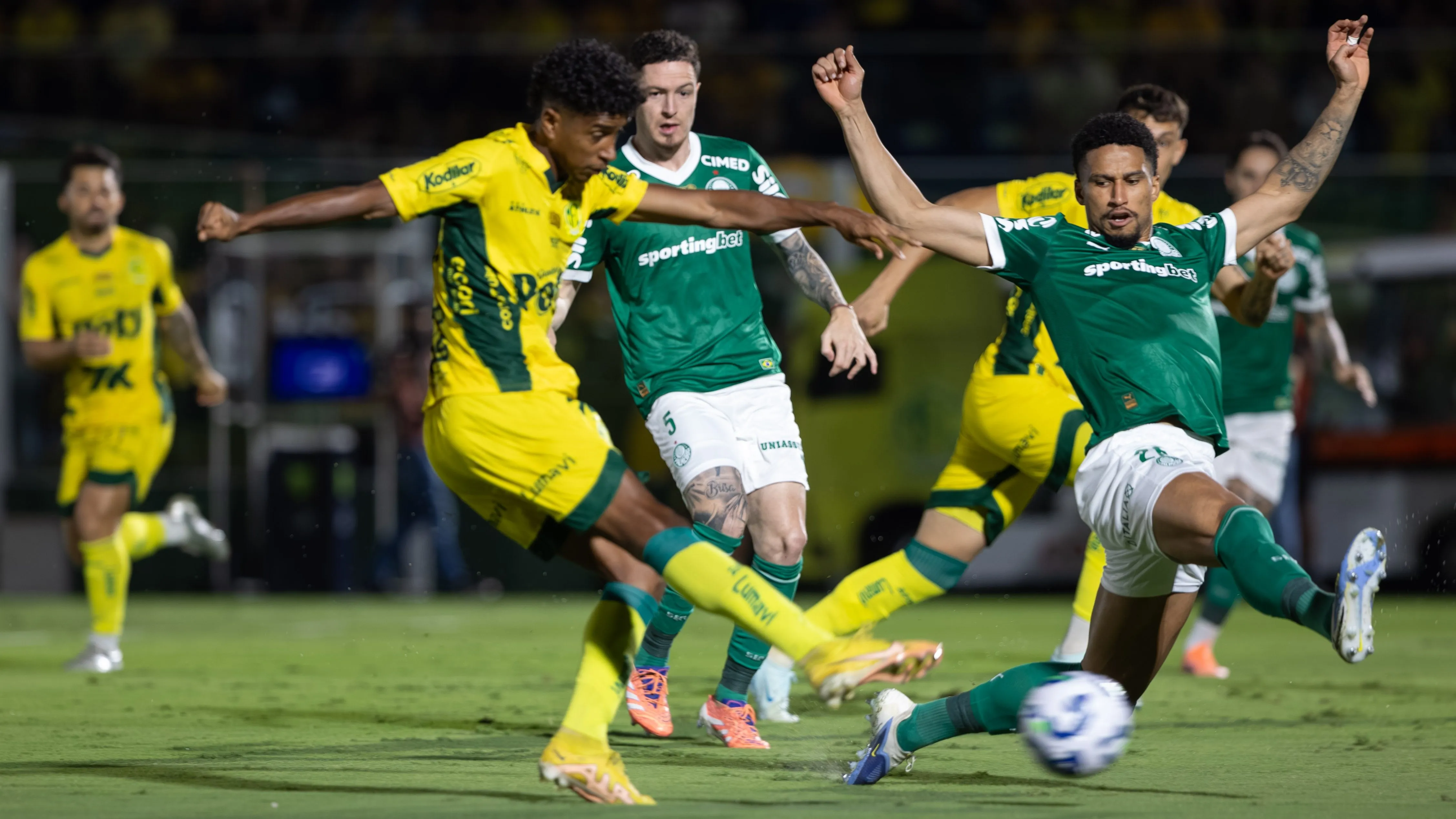 Gabriel, jogador do Mirassol no seu chute que fez o gol durante partida contra o Palmeiras no estadio Jose Maria de Campos Maia pelo campeonato Brasileiro A 2025. Foto: Joisel Amaral/AGIF