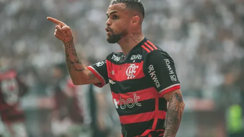 Atacante durante partida pelo Flamengo
