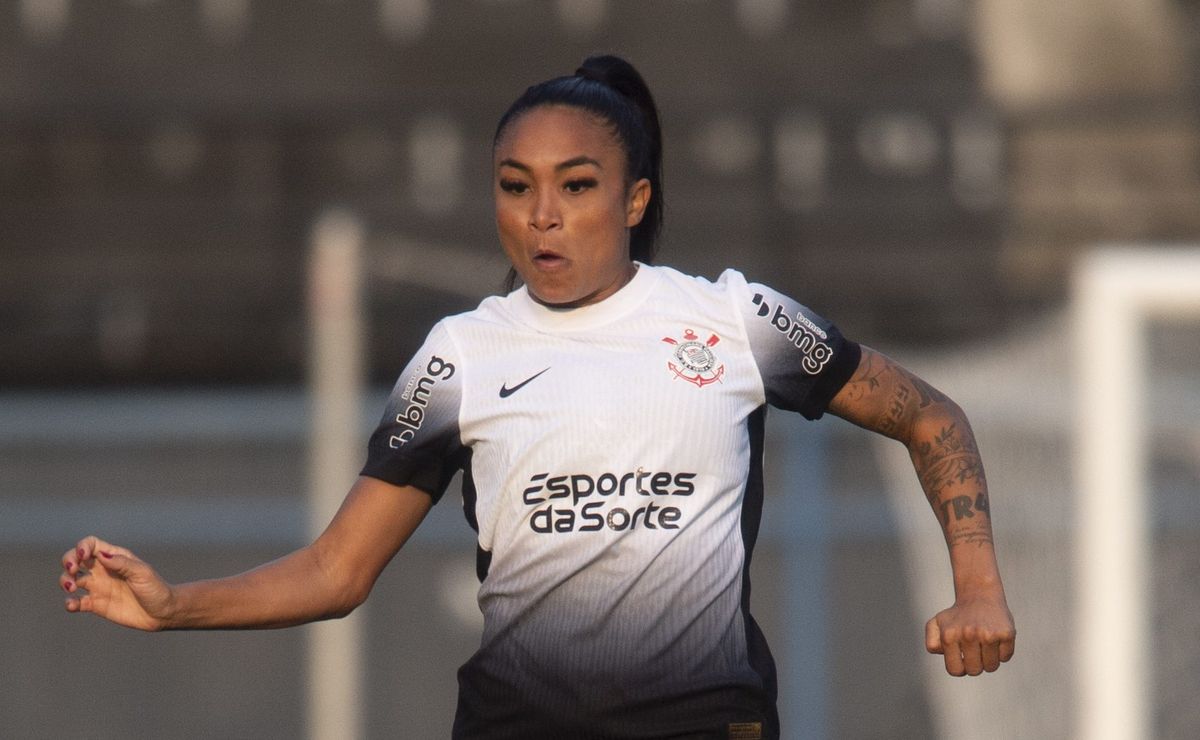 Zagueira Thaís Regina sofre lesão no tornozelo e passará por cirurgia