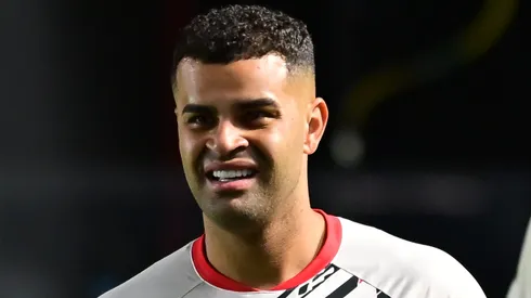 SP – SANTOS – 21/09/2025 – BRASILEIRO A 2025, SANTOS X SAO PAULO – Alisson jogador do Sao Paulo durante aquecimento antes da partida contra o Santos no estadio Vila Belmiro pelo campeonato Brasileiro A 2025. Foto: Jota Erre/AGIF
