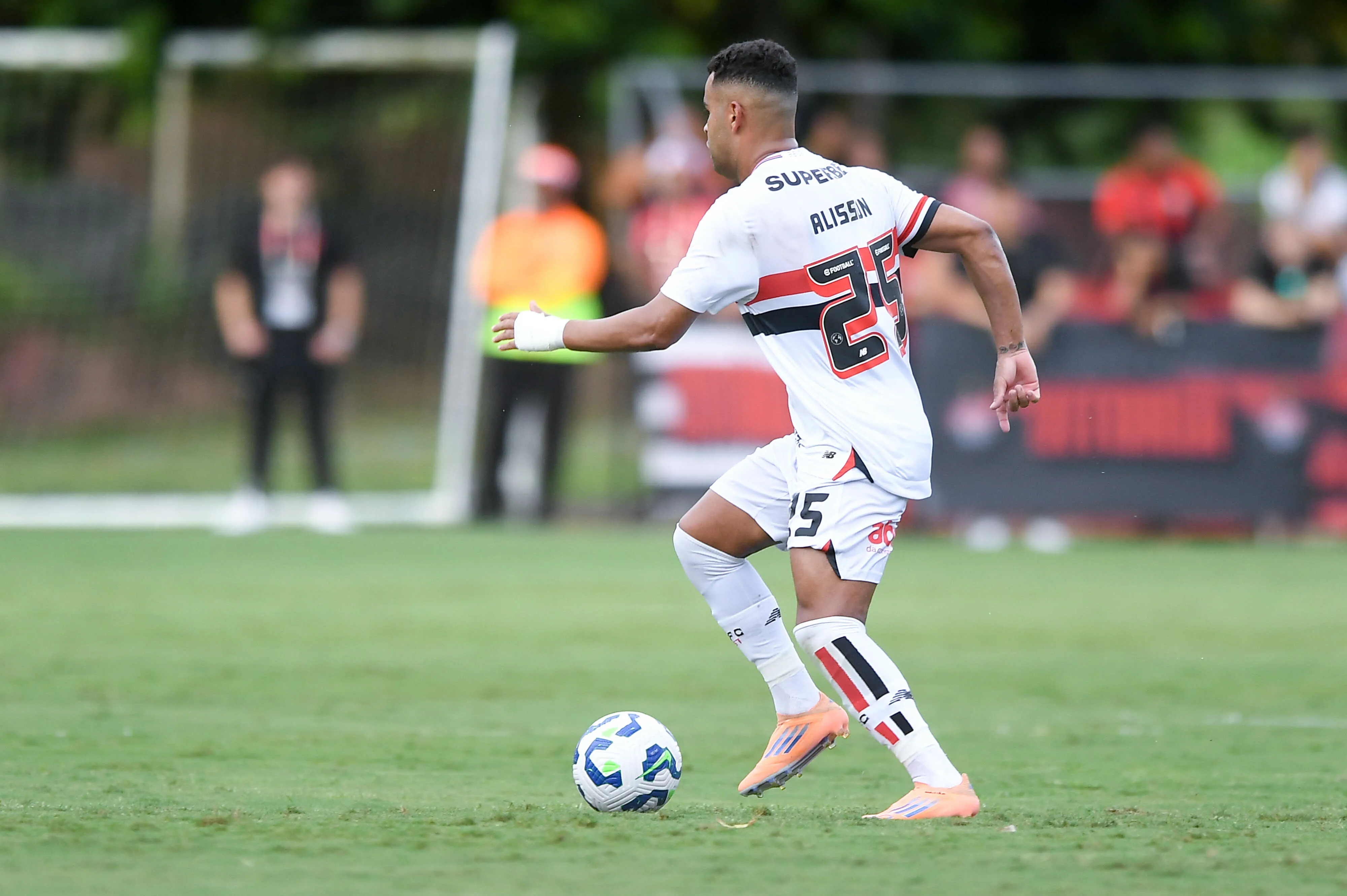 Alisson jogador do Sao Paulo durante partida contra o Vitoria no estadio Barradao pelo campeonato Brasileiro A 2025. Foto: Jhony Pinho/AGIF