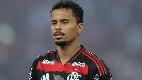 Allan, jogador do Flamengo, durante partida contra o Bahia no estadio Maracana pelo campeonato Brasileiro A 2025. Foto: Thiago Ribeiro/AGIF
