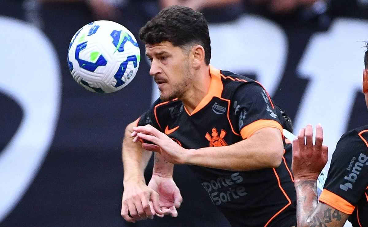 Clube da Turquia procura Hugo, mas Dorival Jr barra saída e lateral ganhará novas chances no Corinthians