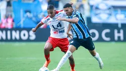 RS - PORTO ALEGRE - 10/02/2024 - GAUCHO 2024, GREMIO X SAO LUIZ-RS - Gustavo Gomes jogador do Gremio disputa lance com Joao Vitor jogador do Sao Luiz-RS durante partida no estadio Arena do Gremio pelo campeonato Gaucho 2024. Foto: Maxi Franzoi/AGIF