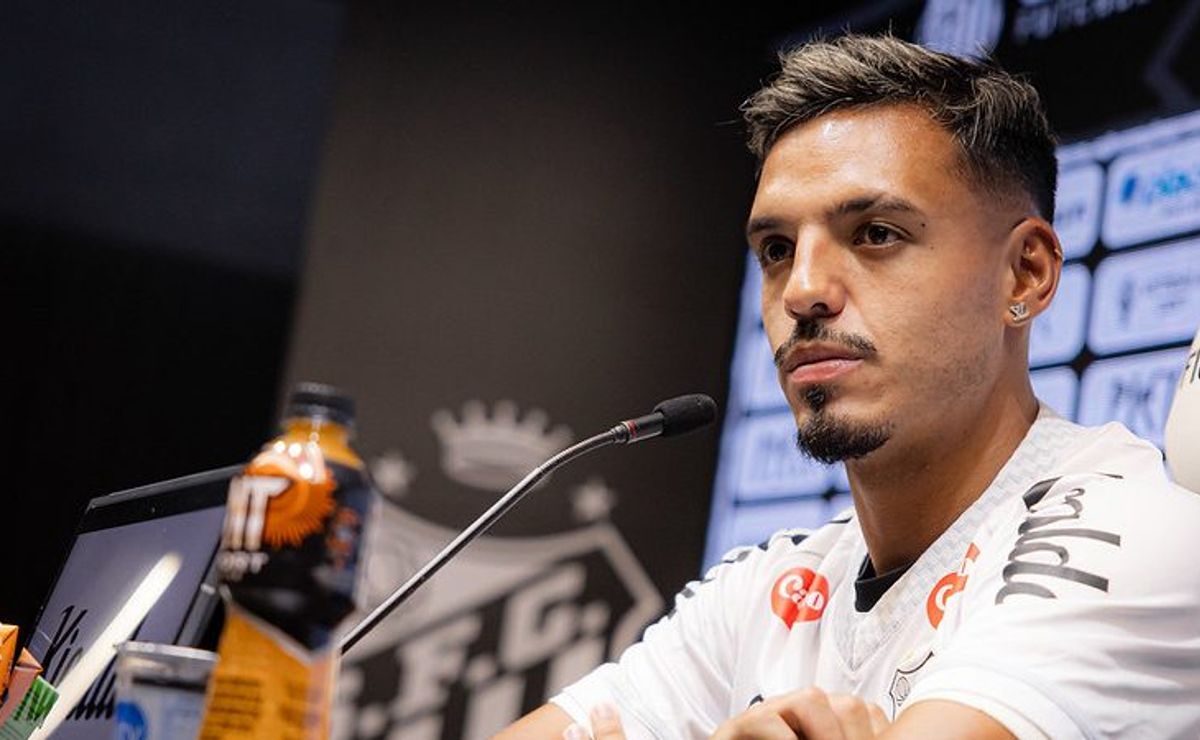 Gabriel Menino chega ao Santos e pode atuar em diversas funções no meio de campo