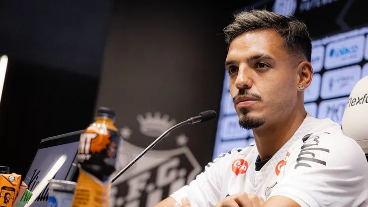 Gabriel Menino foi apresentado no Santos. Foto: Raul Baretta/Santos FC