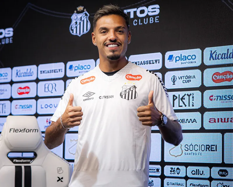 Gabriel Menino durante apresentação no Santos. Foto: Raul Baretta/Santos FC