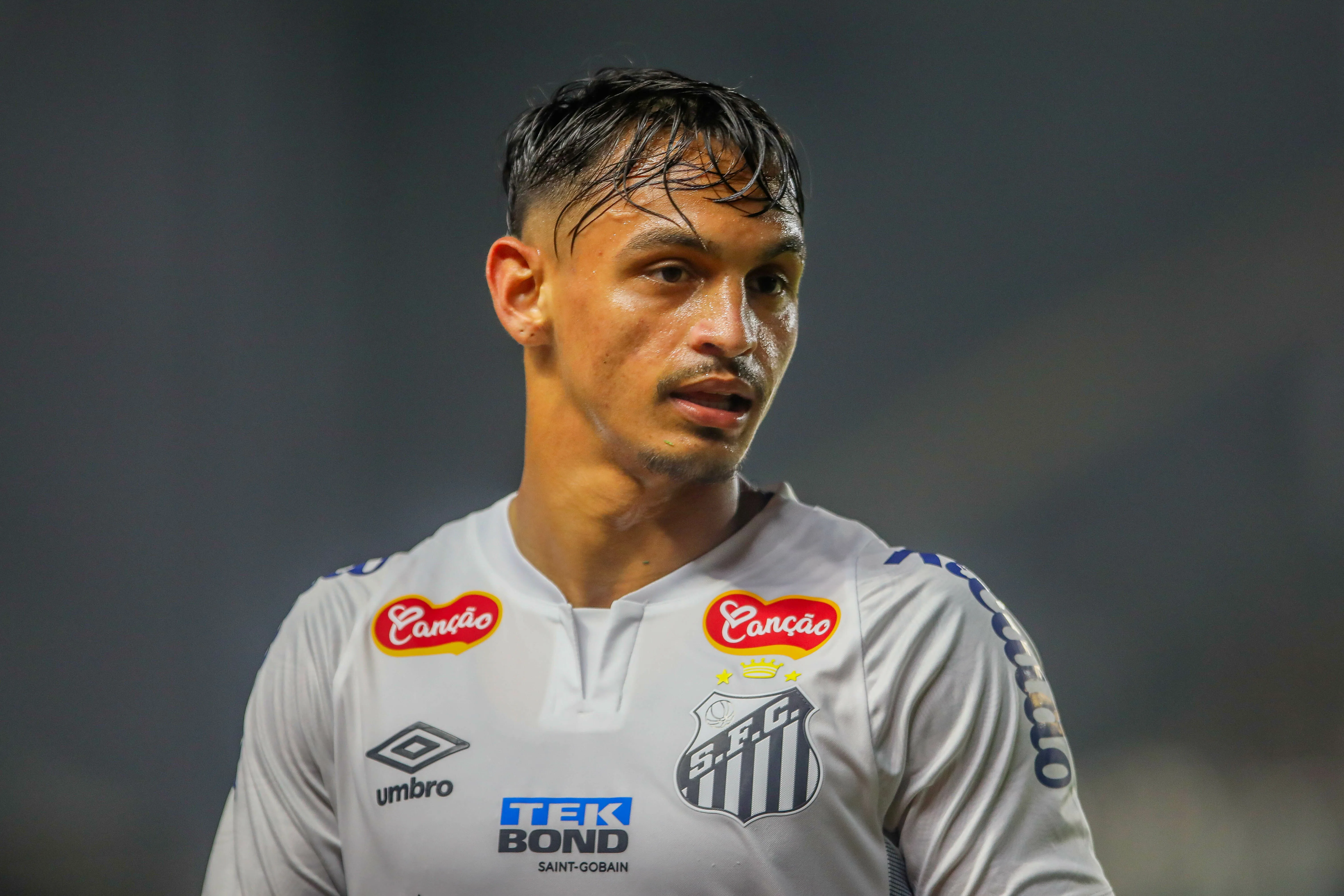 SP – SANTOS – 30/08/2024 – BRASILEIRO B 2024, SANTOS X PONTE PRETA – Weslley Patati jogador do Santos durante partida contra o Ponte Preta no estadio Vila Belmiro pelo campeonato Brasileiro B 2024. Foto: Reinaldo Campos/AGIF