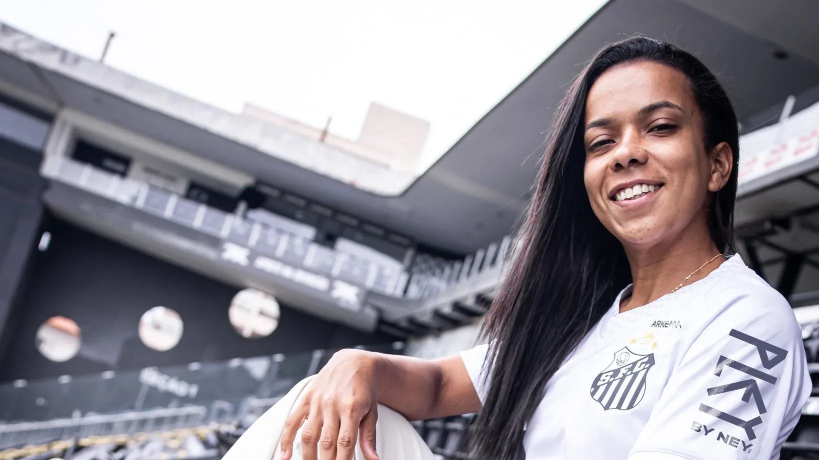 Meia Vivian posa com a camisa do Santos