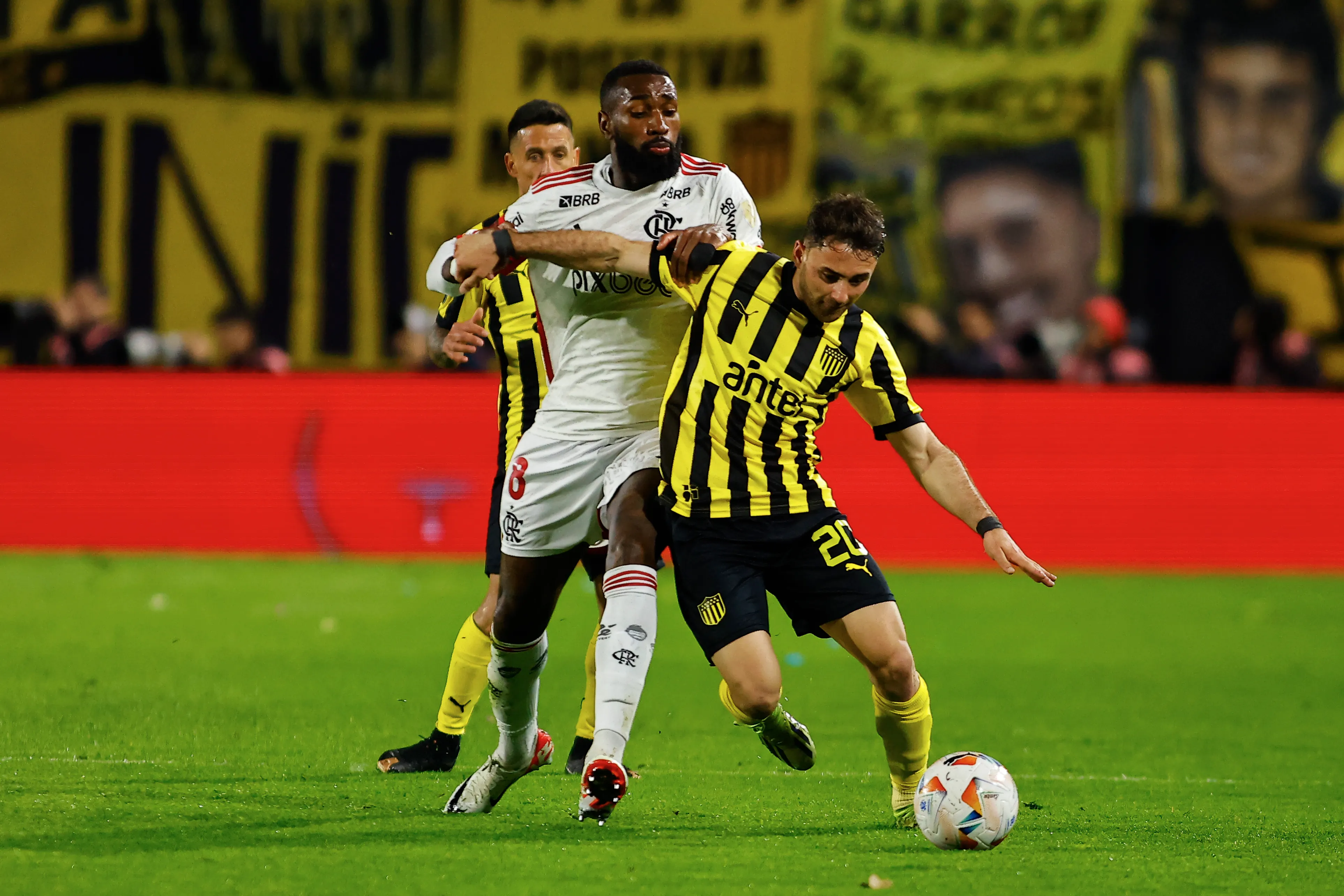 MONTEVIDEO, URUGUAY – SEPTEMBER 26: Pedro Milans of Peñarol and Gerson of Flamengo battle for the ball during the Copa CONMEBOL Libertadores 2024 Quarterfinal Second Leg match between Peñarol and Flamengo at Campeon Del Siglo Stadium on September 26, 2024 in Montevideo, Uruguay. (Photo by Ernesto Ryan/Getty Images)