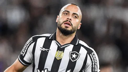 Arthur Cabral em campo pelo Botafogo. Foto: Thiago Ribeiro/AGIF
