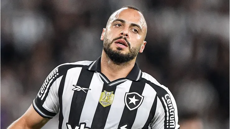 Arthur Cabral em campo pelo Botafogo. Foto: Thiago Ribeiro/AGIF