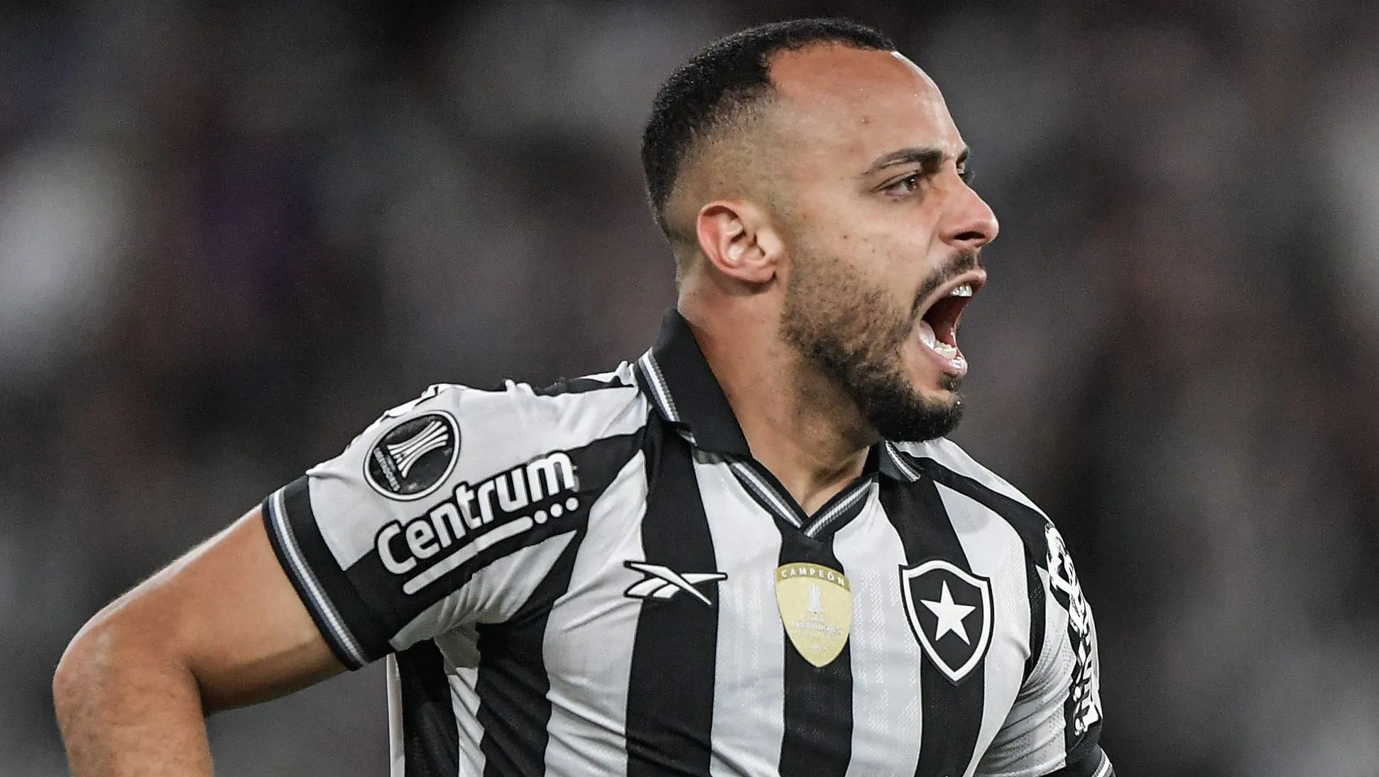 Arthur Cabral em campo pelo Botafogo. Foto: Thiago Ribeiro/AGIF
