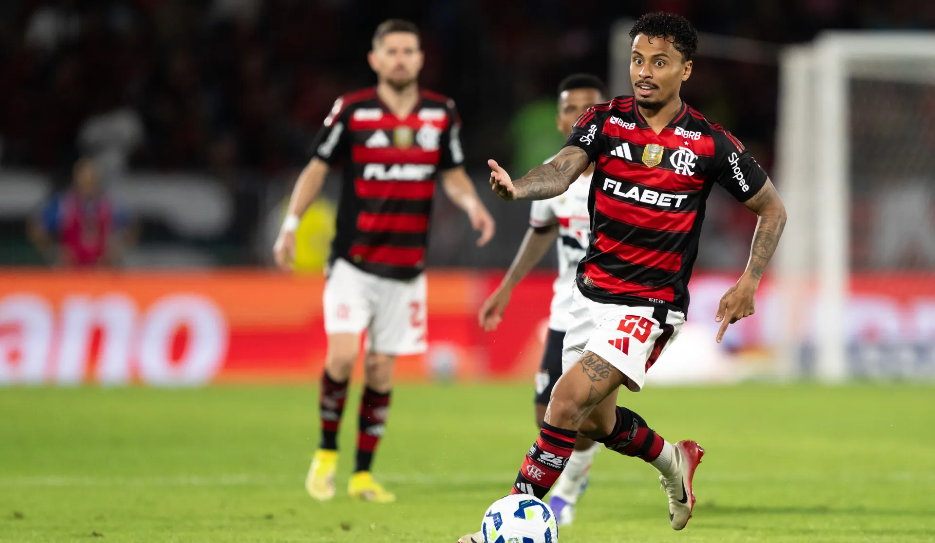 Allan em ação pelo Flamengo – Foto: Jorge Rodrigues/AGIF