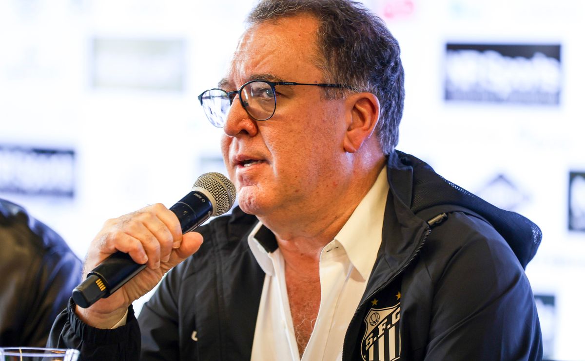 Santos muda rota no mercado, aposta na base e coloca Michael no centro do debate