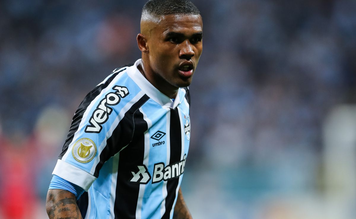 Ex-Grêmio, Douglas Costa toma destino inesperado e fecha com clube da 4ª divisão italiana
