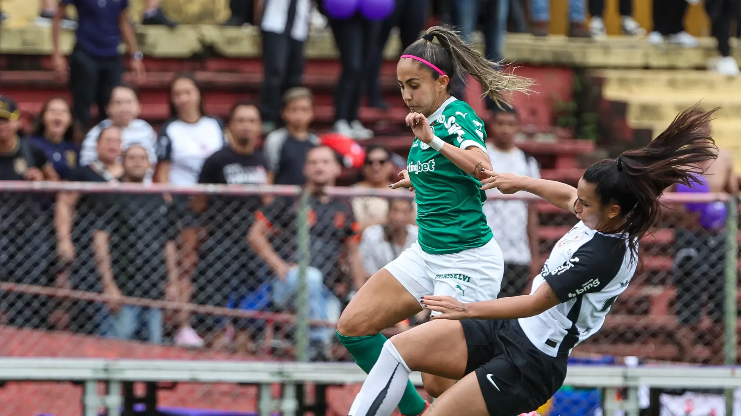 Palmeiras e Corinthians em duelo do futebol feminino