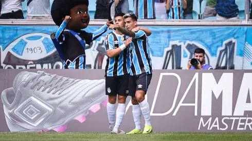 Cristaldo jogador do Gremio comemora seu gol com Aravena jogador da sua equipe durante partida contra o Sao Luiz-RS no estadio Arena do Gremio pelo campeonato Gaucho 2025. Foto: Maxi Franzoi/AGIF
