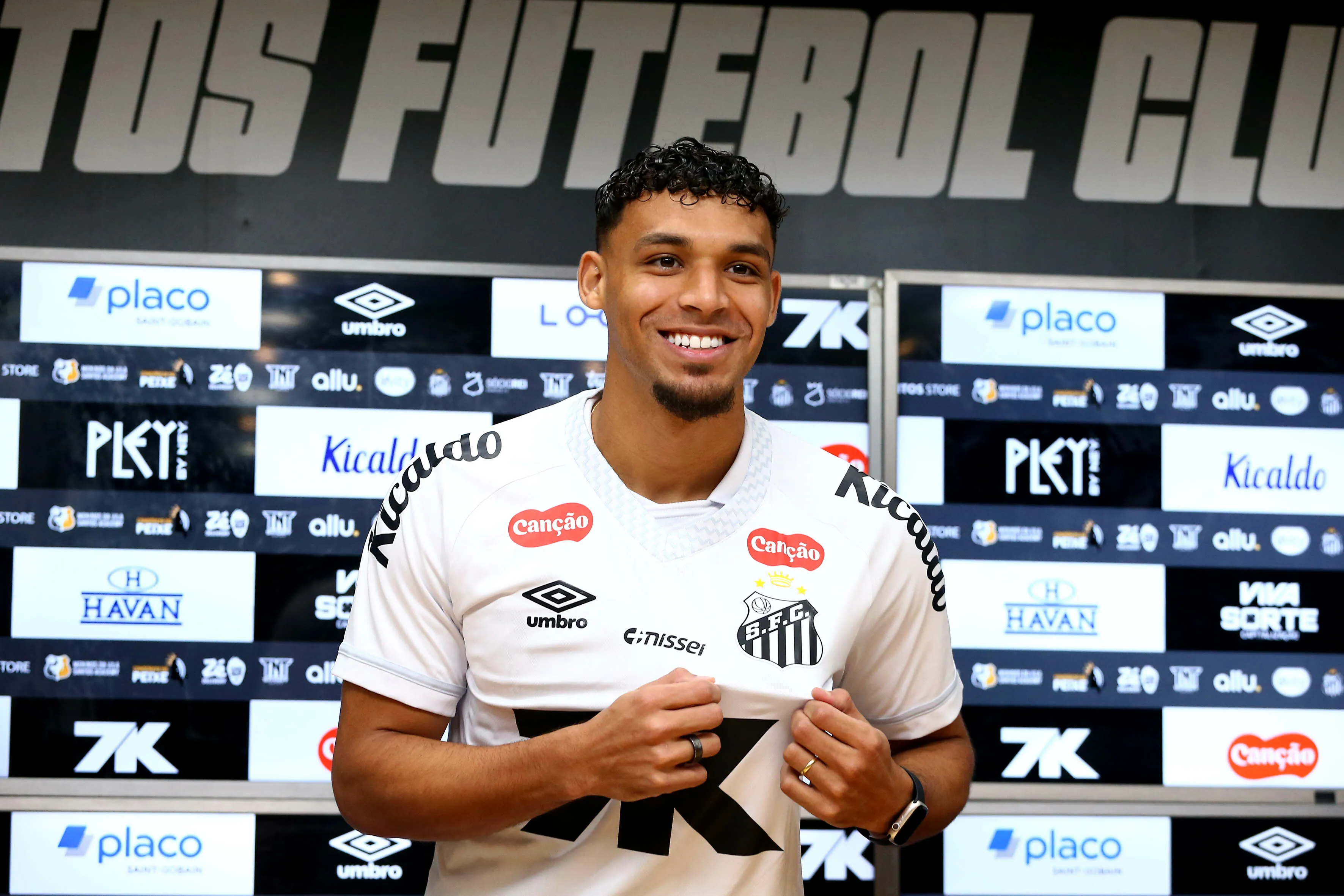 Victor Hugo encerra a passagem pelo Peixe após nove jogos. Foto: Mauricio De Souza/AGIF