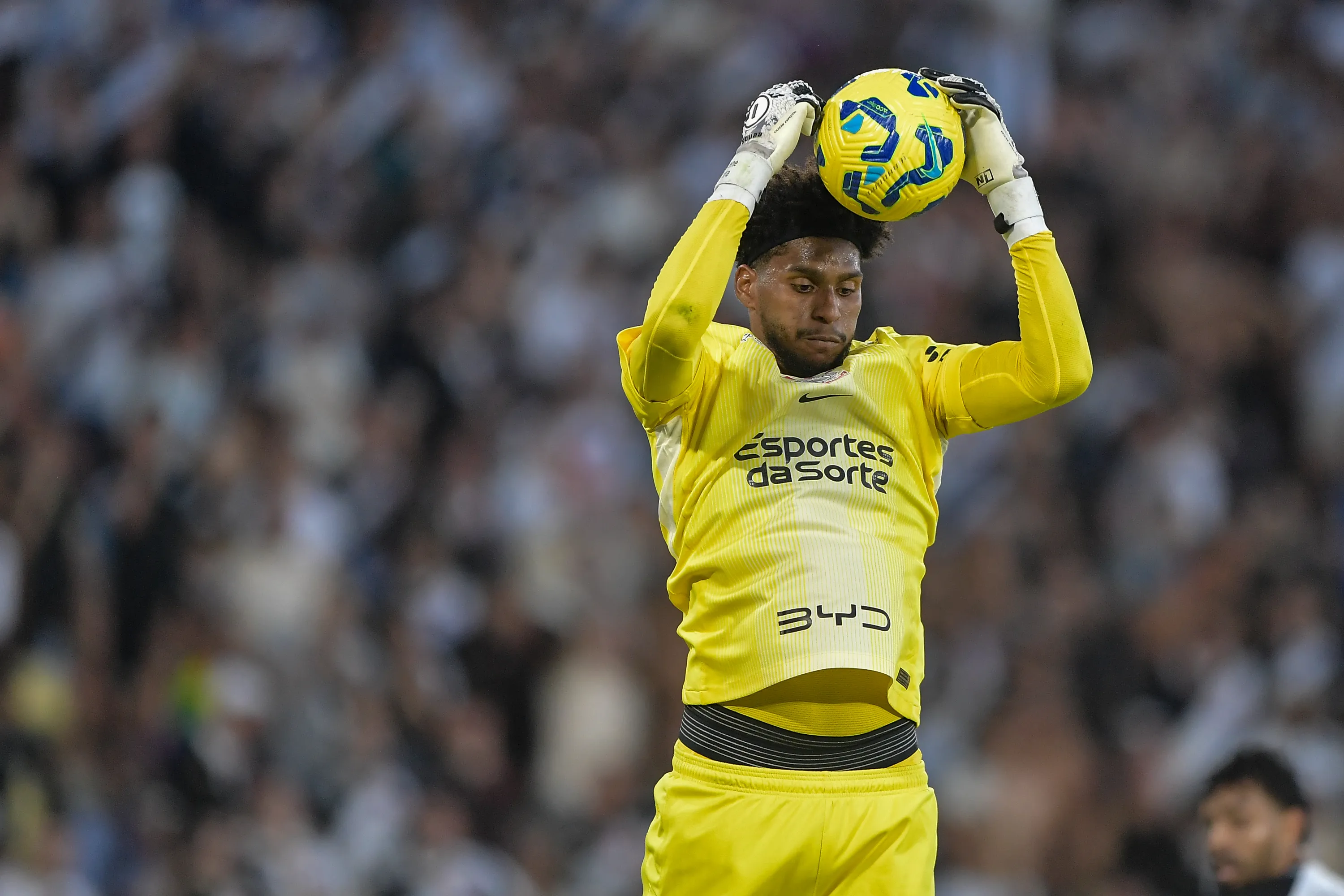 Hugo Souza goleiro do Corinthians durante partida contra o Vasco no estádio Maracanã pelo campeonato Copa Do Brasil 2025. Foto: Thiago Ribeiro/AGIF
