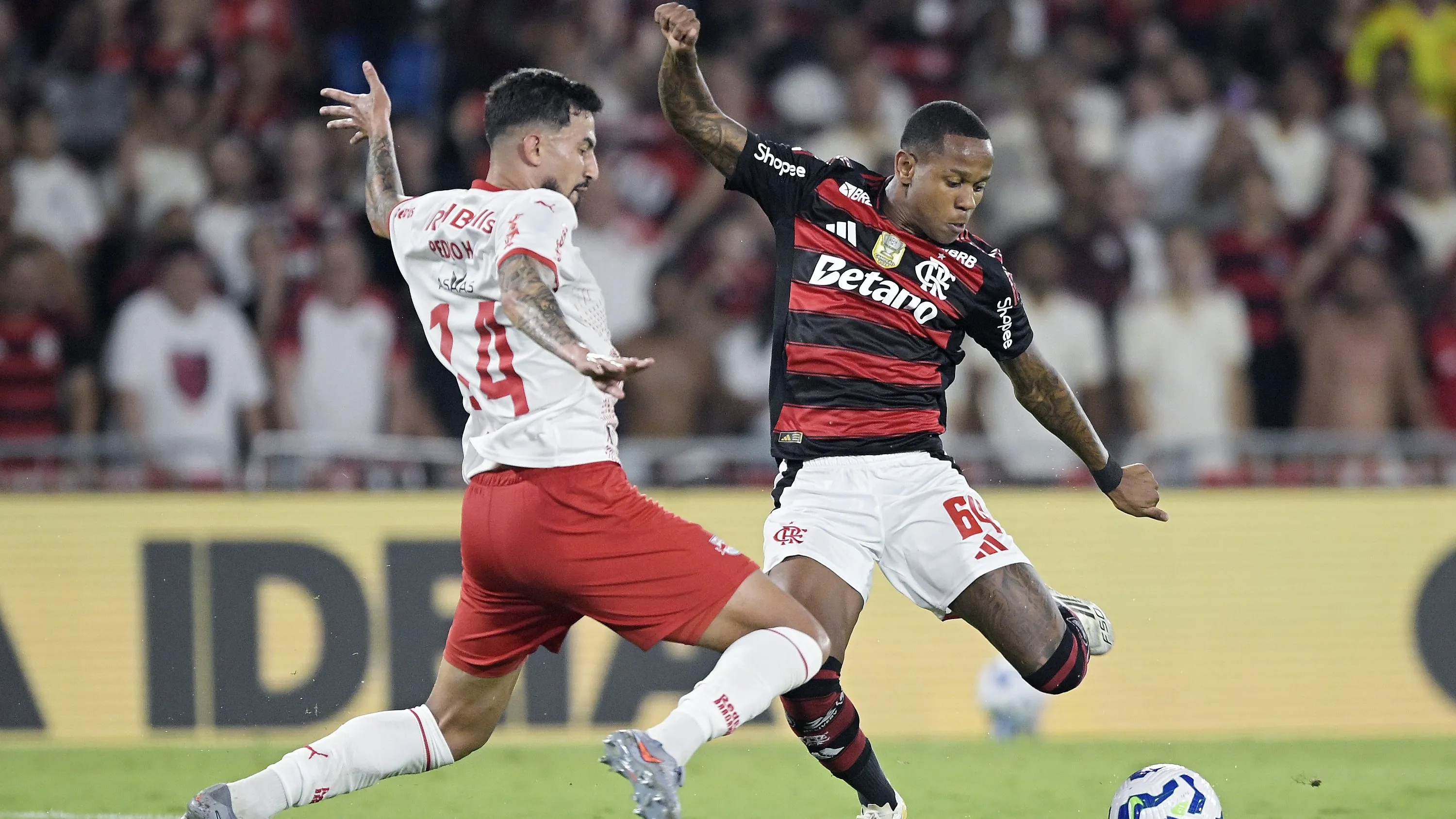 RJ – RIO DE JANEIRO – 22/11/2025 – BRASILEIRO A 2025, FLAMENGO X BRAGANTINO – Wallace Yan jogador do Flamengo disputa lance com Pedro Henrique jogador do Bragantino durante partida no estadio Maracana pelo campeonato Brasileiro A 2025. Foto: Alexandre Loureiro/AGIF