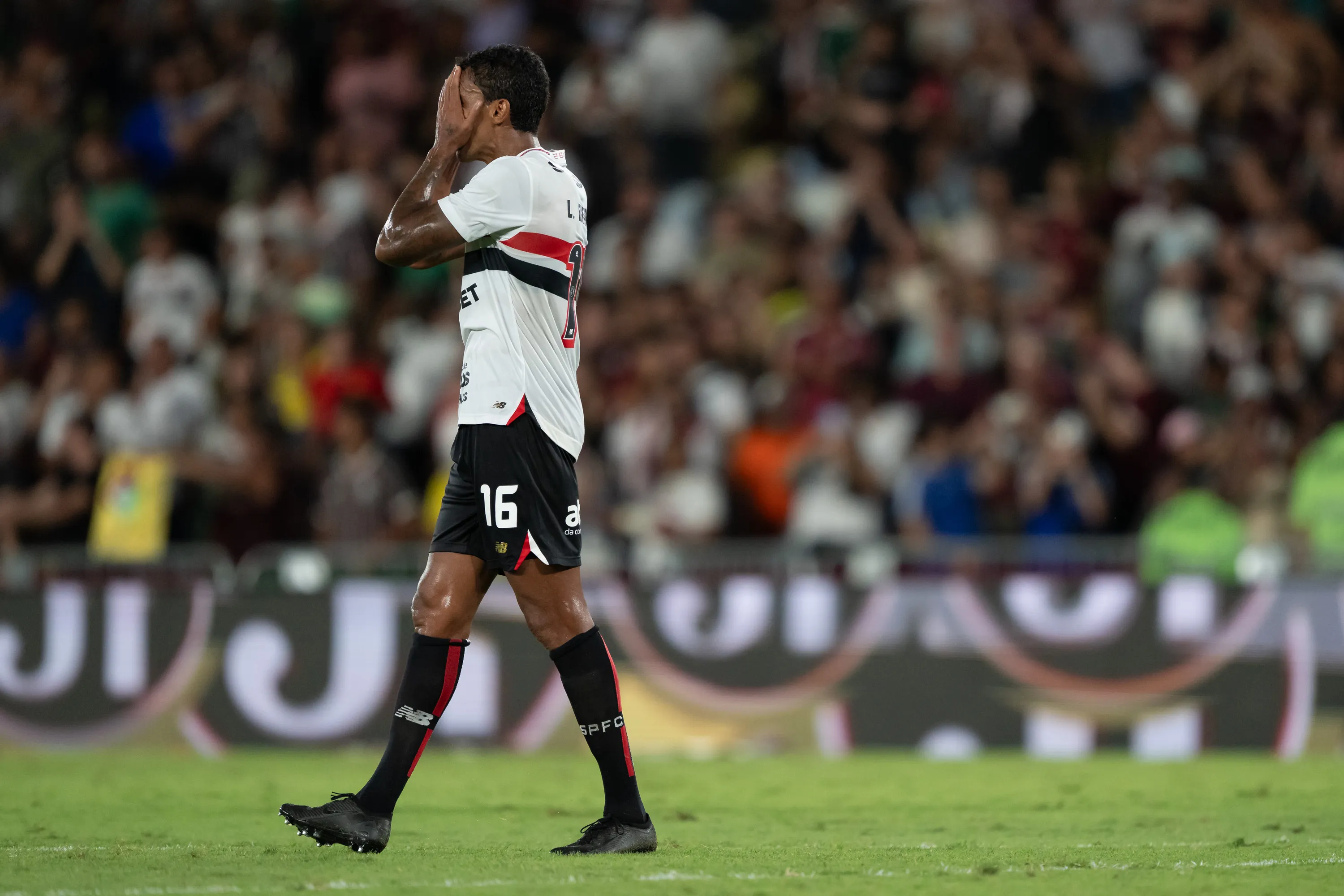 Luiz Gustavo jogador do Sao Paulo lamenta durante partida contra o Fluminense no estadio Maracana pelo campeonato Brasileiro A 2025. Foto: Jorge Rodrigues/AGIF