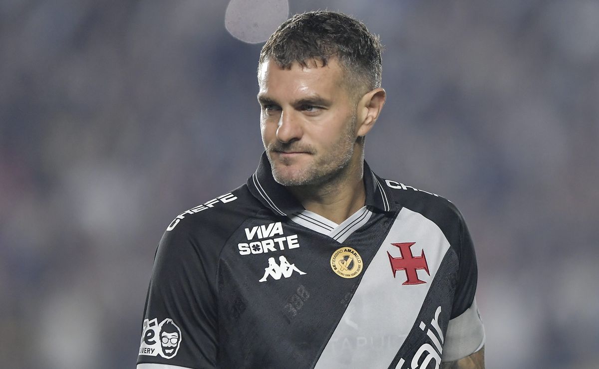 Torcida do Vasco se divide com saída de Vegetti após passagem histórica em São Januário