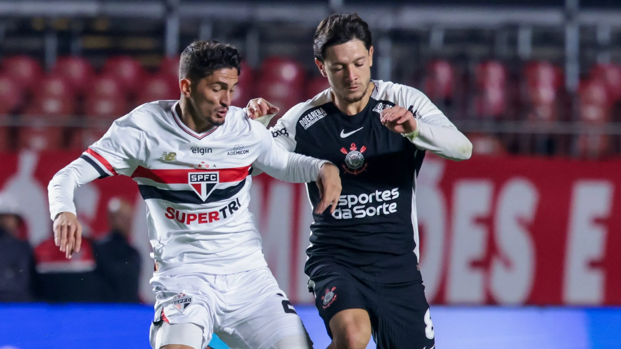 Pablo Maia jogador do Sao Paulo disputa lance com Rodrigo Garro jogador do Corinthians durante partida no estadio Morumbi pelo campeonato Brasileiro A 2025. Foto: Marcello Zambrana/AGIF