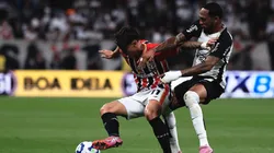 Jose Martinez, jogador do Corinthians, disputa lance com Ferreira jogador do Sao Paulo durante partida no estadio Arena Corinthians pelo campeonato Brasileiro A 2025. Foto: Ettore Chiereguini/AGIF