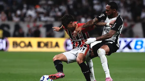 Jose Martinez, jogador do Corinthians, disputa lance com Ferreira jogador do Sao Paulo durante partida no estadio Arena Corinthians pelo campeonato Brasileiro A 2025. Foto: Ettore Chiereguini/AGIF
