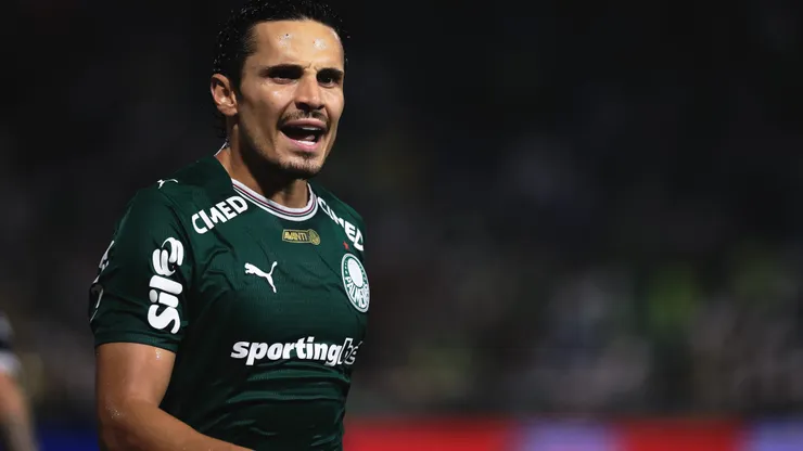 Raphael Veiga, jogador do Palmeiras, durante partida contra o Santos no estadio Arena Barueri pelo campeonato Paulista 2026. Foto: Ettore Chiereguini/AGIF