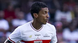 Luiz Gustavo, volante do São Paulo em partida pelo campeonato brasileiro (Foto: Ricardo Moreira/Getty Images)