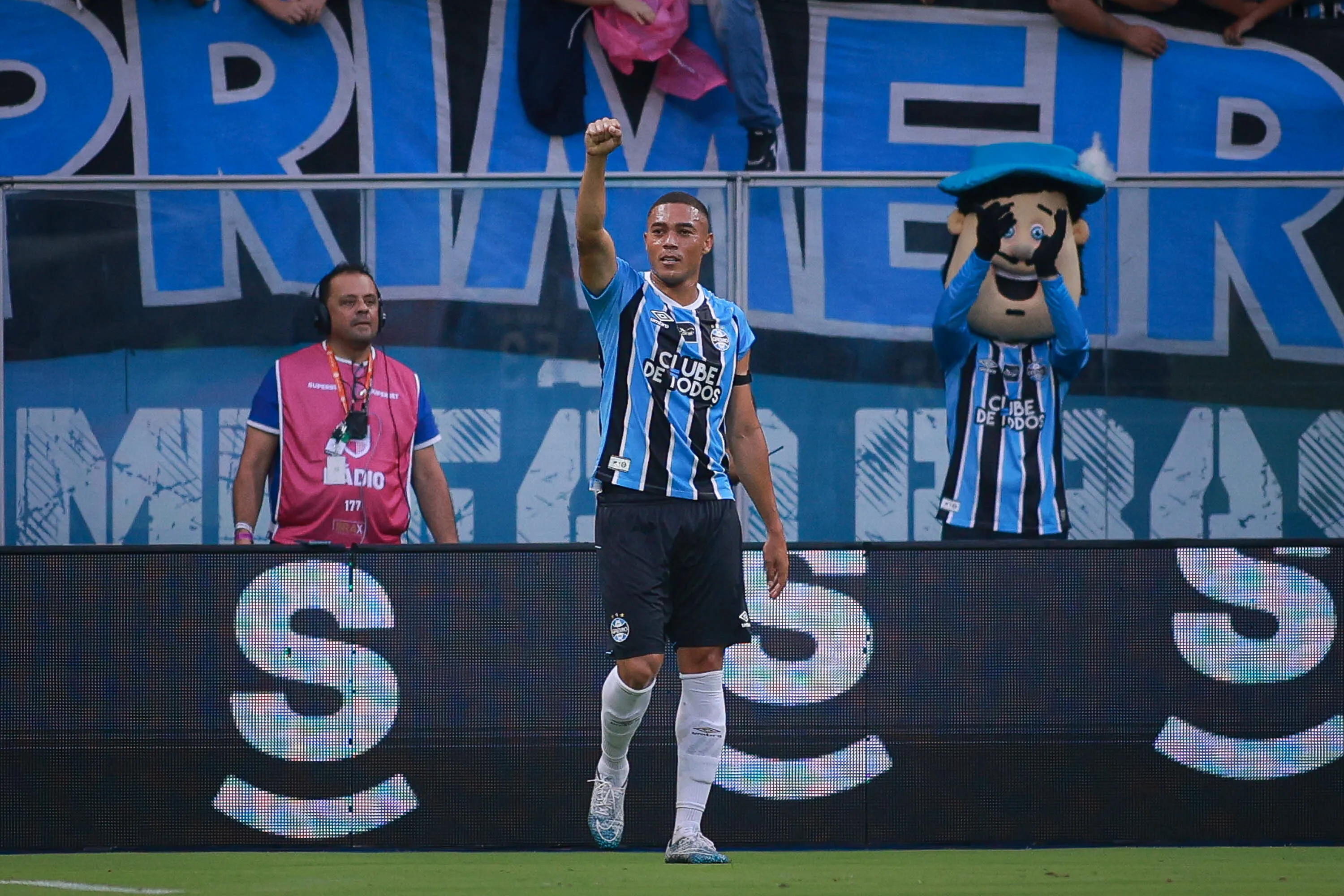 Carlos Vinícius fez mais uma partida positiva pelo Imortal. Foto: Maxi Franzoi/AGIF