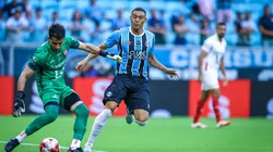 Carlos Vinícius, atacante do Grêmio em partida pelo campeonato brasileiro (Foto: Lucas Uebel / Grêmio)