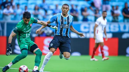 Carlos Vinícius, atacante do Grêmio em partida pelo campeonato brasileiro (Foto: Lucas Uebel / Grêmio)
