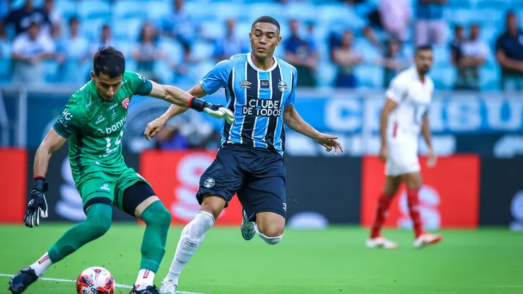 Carlos Vinícius, atacante do Grêmio em partida pelo campeonato brasileiro (Foto: Lucas Uebel / Grêmio)