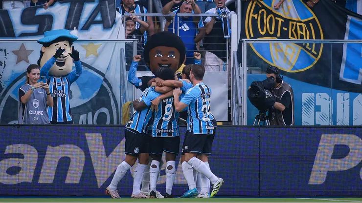 Franco Cristaldo jogador do Gremio comemora seu gol com jogadores do seu time durante partida contra o Sao Luiz-RS no estadio Arena do Gremio pelo campeonato Gaucho 2026. Foto: Maxi Franzoi/AGIF