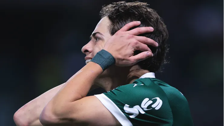 Giay vira alvo da torcida do Palmeiras em primeiro tempo contra o Mirassol