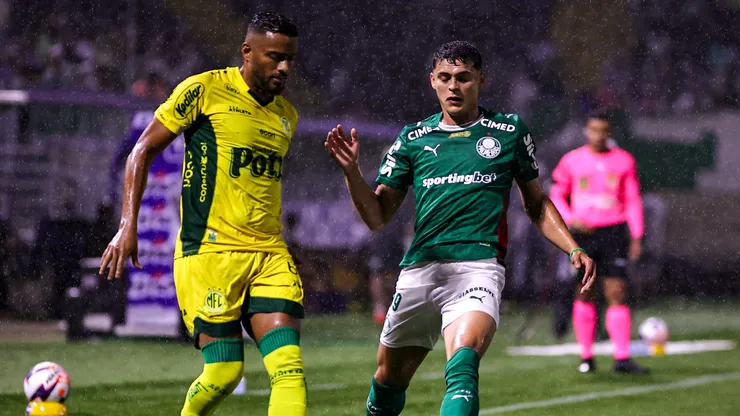Sosa jogador do Palmeiras disputa lance com Reinaldo jogador do Mirassol. Foto: Fabio Giannelli/AGIF