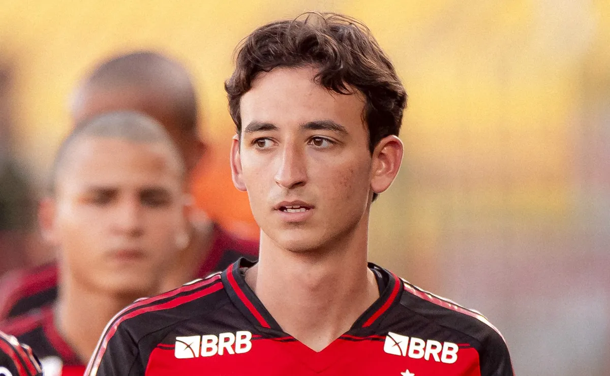 Carbone é expulso cedo, Flamengo joga com 1 a menos e torcida se revolta