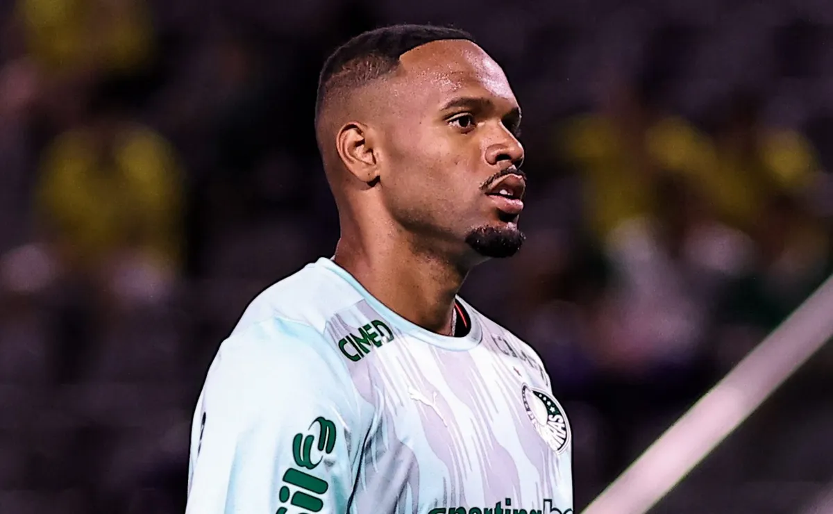 Carlos Miguel contesta arbitrariedade, recebe cartão amarelo e gera polêmica em jogo tenso