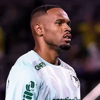 Carlos Miguel toma amarelo por discussão com o árbitro