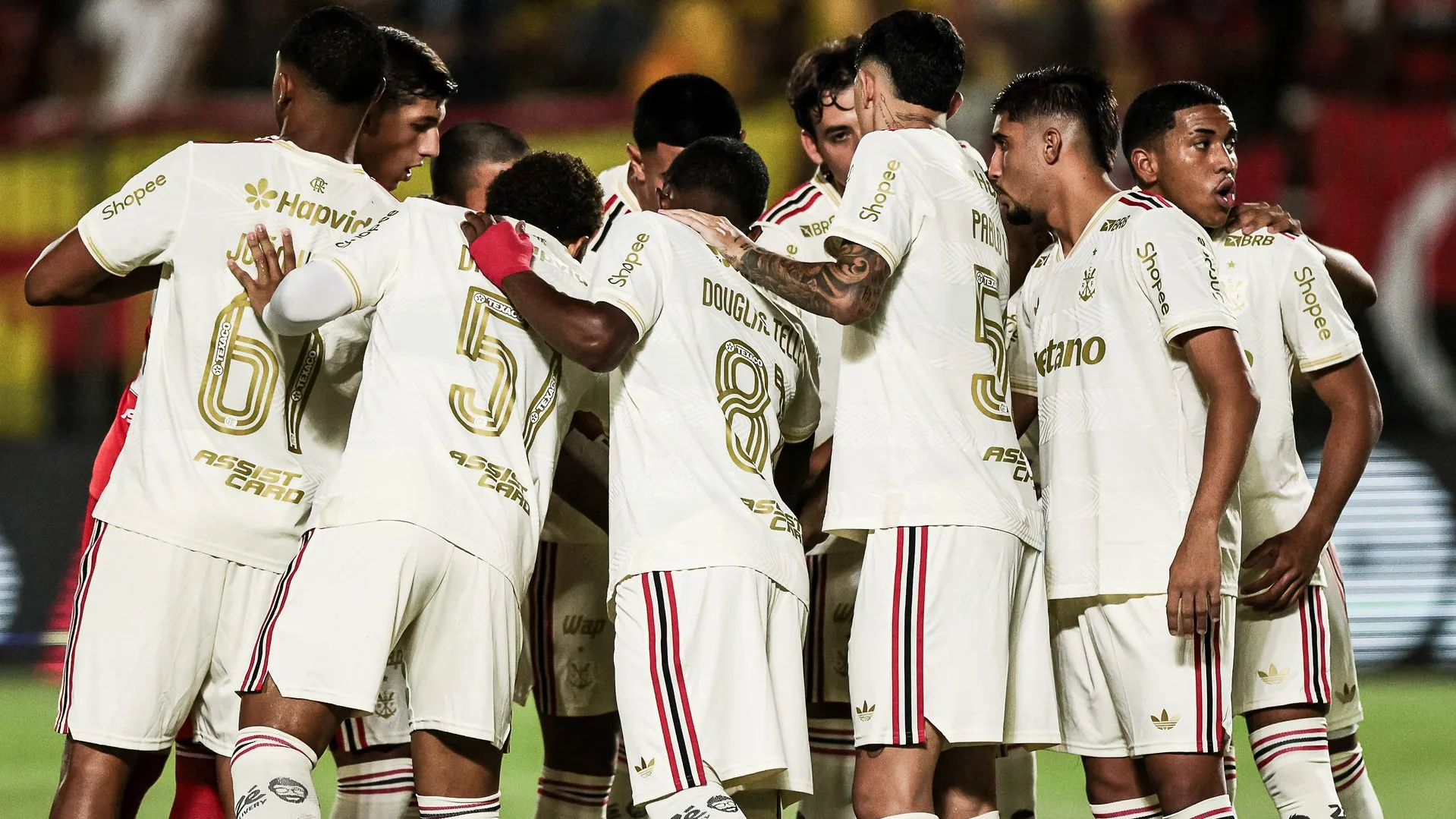 Elenco do Flamengo em partida contra o Volta Redonda pelo campeonato carioca (Foto: Gilvan Souza / Flamengo)