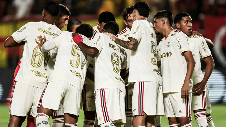 Elenco do Flamengo em partida contra o Volta Redonda pelo campeonato carioca (Foto: Gilvan Souza / Flamengo)