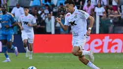 Souza, jogador do Santos, durante partida contra o Cruzeiro no estadio Vila Belmiro pelo campeonato Brasileiro A 2025. Foto: Jota Erre/AGIF