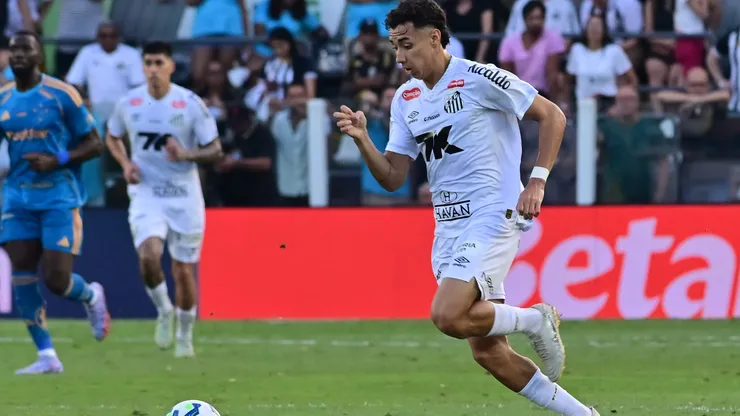 Souza, jogador do Santos, durante partida contra o Cruzeiro no estadio Vila Belmiro pelo campeonato Brasileiro A 2025. Foto: Jota Erre/AGIF